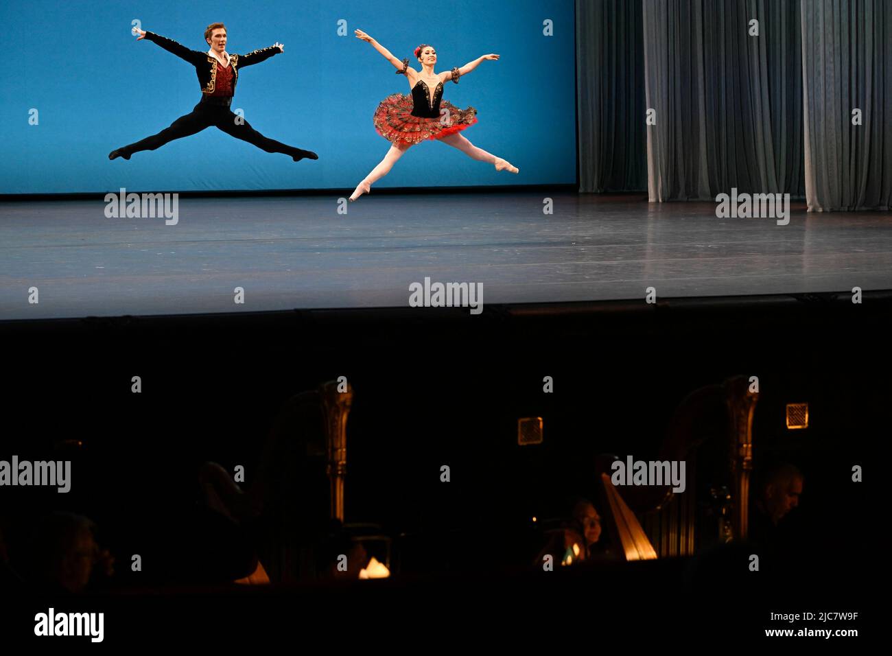 Moscou, Russie. 10th juin 2022. Georgy Bolsunovsky et Natalya Bobrova de Russie se sont produits lors du XIVe Concours international de ballet au Théâtre Bolchoï de Moscou, Russie, 10 juin 2022. Le concours a lieu ici de 3 juin à 11. Credit: Alexander Zemlianichenko Jr/Xinhua/Alay Live News Banque D'Images