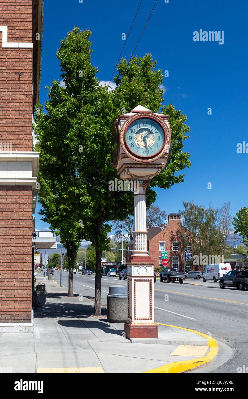 Okanogan, WA - USA-0511-2022: Horloge de ville antique à quatre faces sur Pine Street. Vivez mieux avec l'Electicité Banque D'Images