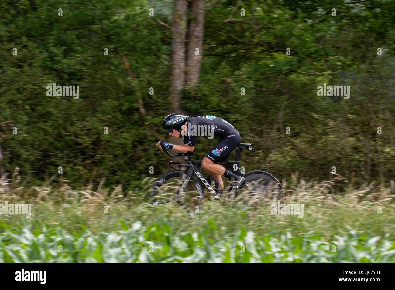 Montbrison, France. 08th juin 2022. Leon Heinschke (équipe du DSM) vu en action pendant le stade 4th du Criterium du Dauphine 2022. La quatrième étape du Criterium du Dauphine Libere est un essai individuel à une distance de 31,9 km entre Montbrison et la Bâtie d'Urfé dans le département de la Loire. Le vainqueur de la scène est Filippo Ganna (équipe d'Ineos Grenadiers) en 35mn 32s. Il est en avance sur Wout Van Aert (Jumbo Visma Team), 2nd à 2s ans, et Eythan Hayter (Ineos Grenadiers Team) à 17s ans. Crédit : SOPA Images Limited/Alamy Live News Banque D'Images