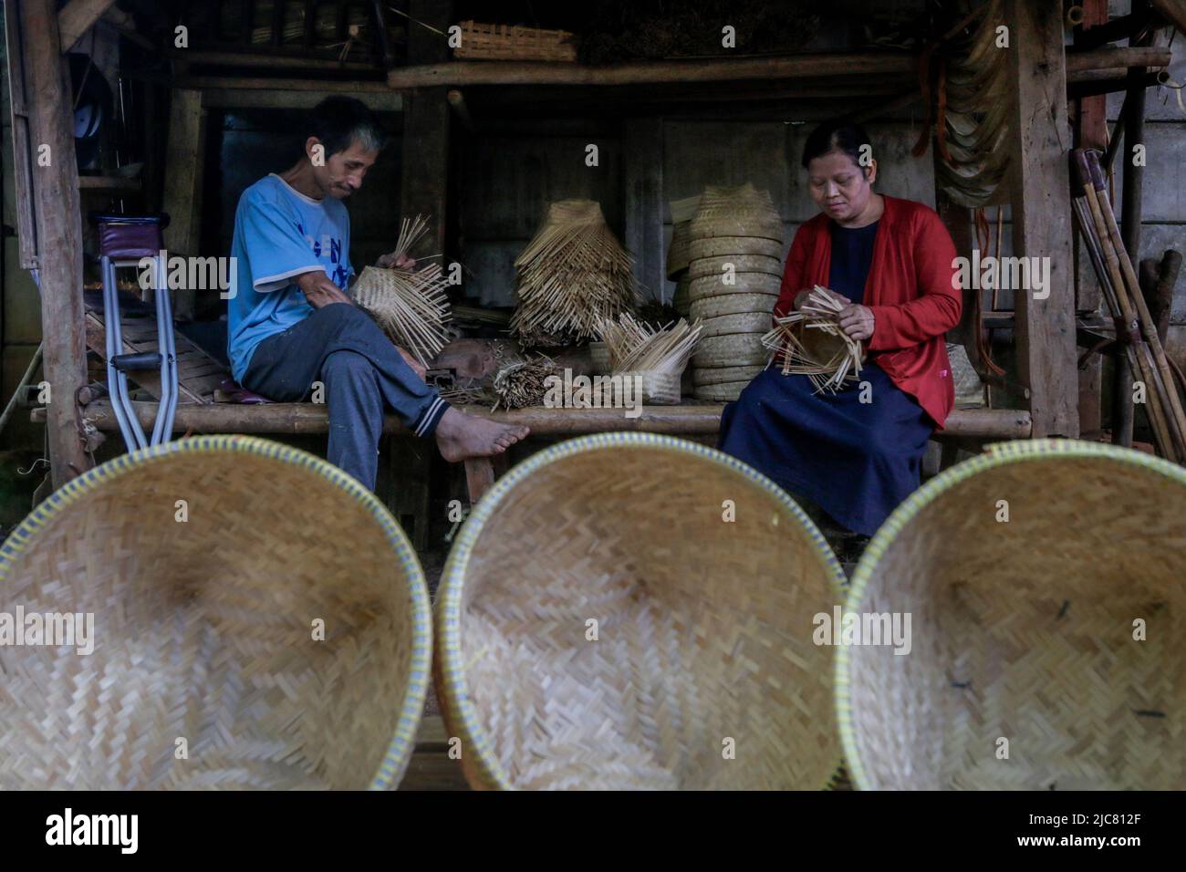 Les artisans font du stockage du riz des récipients écologiques de bambou tissé à Bogor, Java-Ouest, Indonésie, sur 7 juin 2022 Banque D'Images