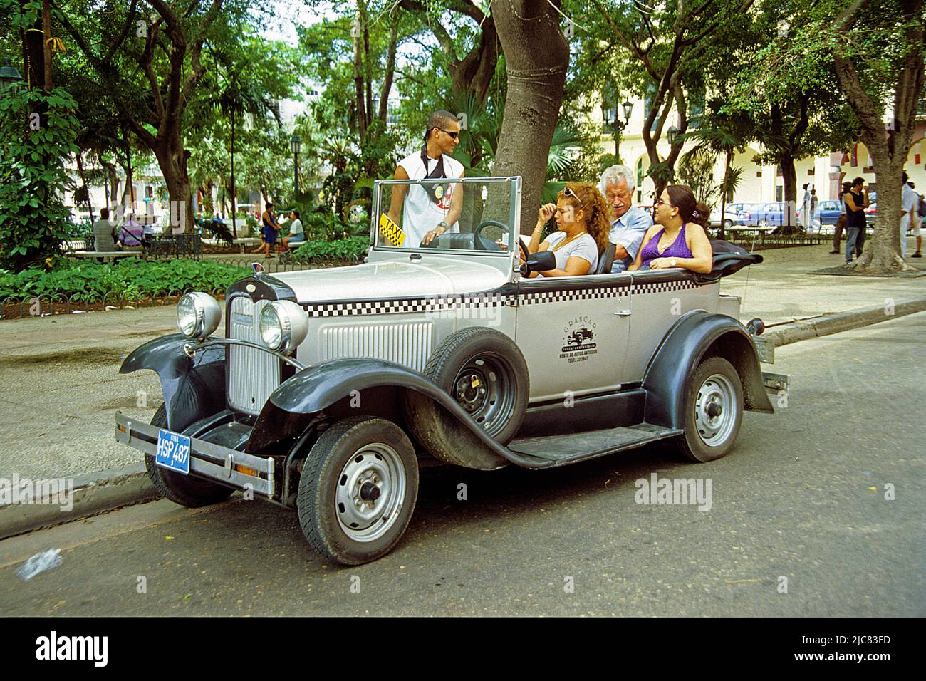 Voiture classique dans la vieille ville de la Havane, Cuba, Caraïbes Banque D'Images