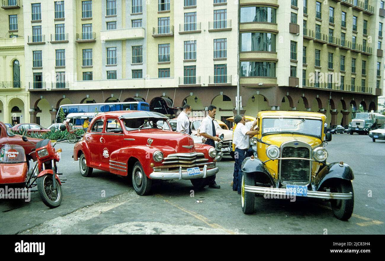 Voitures classiques américaines dans la vieille ville de la Havane, Cuba, Caraïbes Banque D'Images