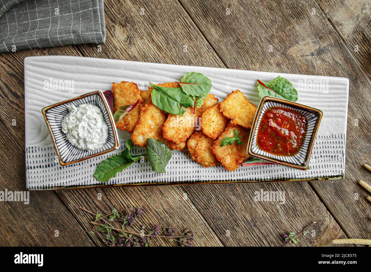 Vue de dessus sur une portion de nuggets de poulet gastronomiques Banque D'Images