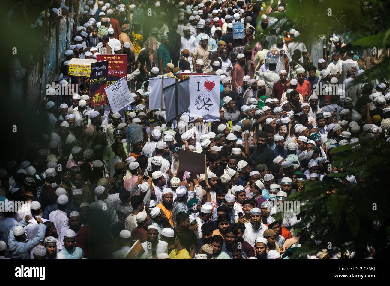 Dhaka, Bangladesh. 10th juin 2022. Des foules de dévotés musulmans scandent des slogans et des pancartes exprimant leur opinion pendant la manifestation. Des milliers de dévotés musulmans du Bangladesh sont descendus dans les rues près de la principale mosquée Baitul Mukarram dans le centre de Dhaka après les prières du vendredi pour protester contre les insultes faites sur le prophète Mahomet par le dirigeant du BJP, Narendra Modi. Crédit : SOPA Images Limited/Alamy Live News Banque D'Images