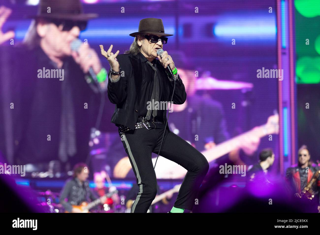 Cologne, Allemagne. 10th juin 2022. Chanteur, musicien Udo LINDENBERG (au milieu), dansant, à son concert dans le LANXESS - ARENA de Koeln, on 10 juin 2022 Credit: dpa/Alay Live News Banque D'Images