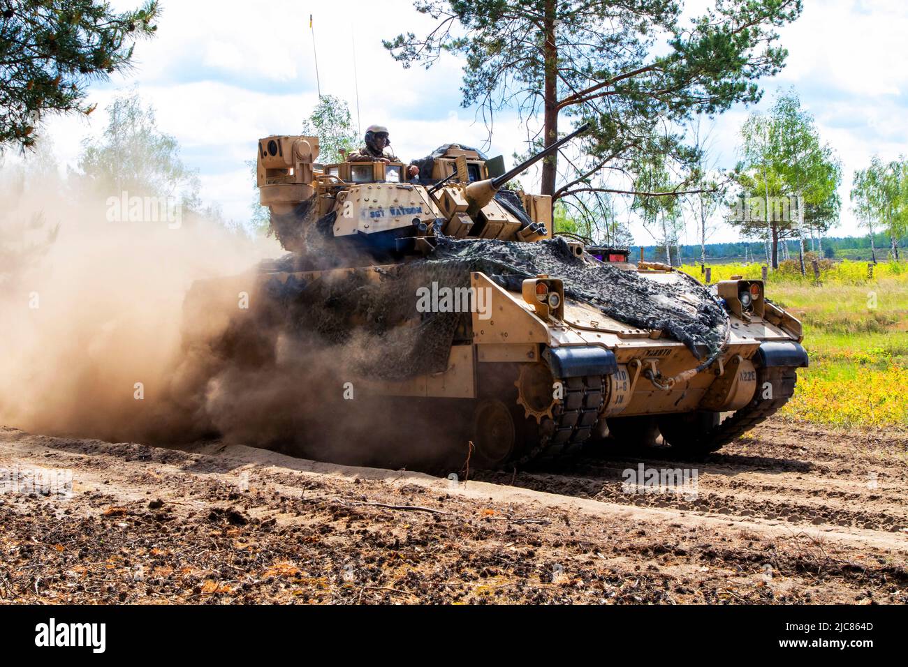 Allemagne. 24th mai 2022. Un véhicule de combat M2A3 Bradley affecté au 1st Bataillon, 8th Infantry Regiment, 3rd Armored Brigade combat Team, 4th Infantry Division, avance au cours d'un exercice de tir en direct dans le CADRE de DEFENDER-Europe 22 à la zone d'entraînement d'Oberlaussitz, Allemagne, 24 mai 2022. DEFENDER-Europe 22 est une série d'exercices d'entraînement multinationaux de l'armée américaine en Europe et en Afrique dans le cadre de la construction d'exercices à grande échelle mondiale du Commandement européen des États-Unis qui a lieu en Europe de l'est. DEFENDER-Europe 22 démontre la capacité de l'armée américaine en Europe et en Afrique à mener des opérations de combat au sol à grande échelle Banque D'Images