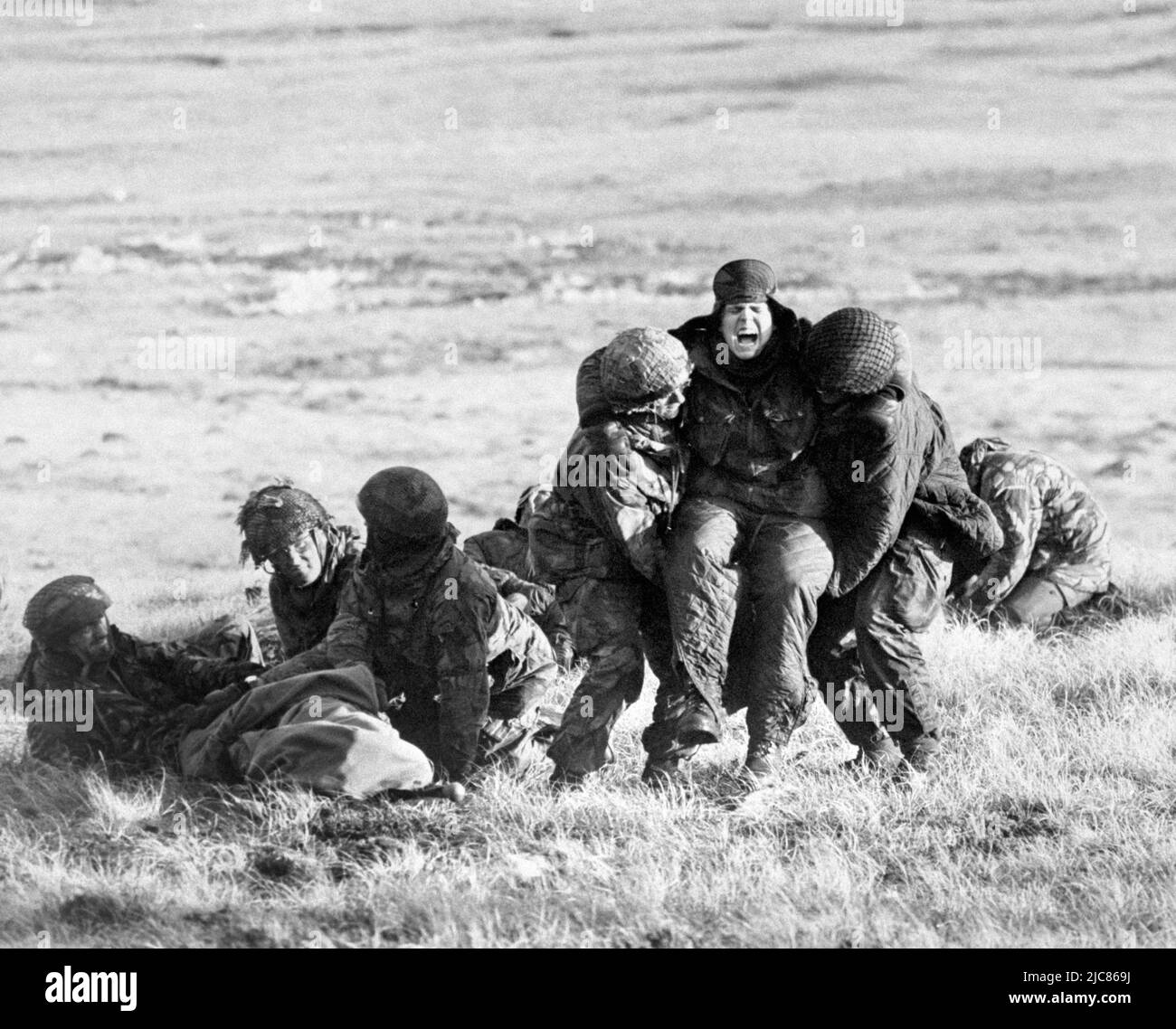 Photo du dossier datée du 04/06/82, des parachutistes britanniques qui effectuent des soins médicaux d'urgence sur des camarades blessés alors qu'ils sont en feu sur le mont Longdon pendant la campagne des Malouines. Banque D'Images