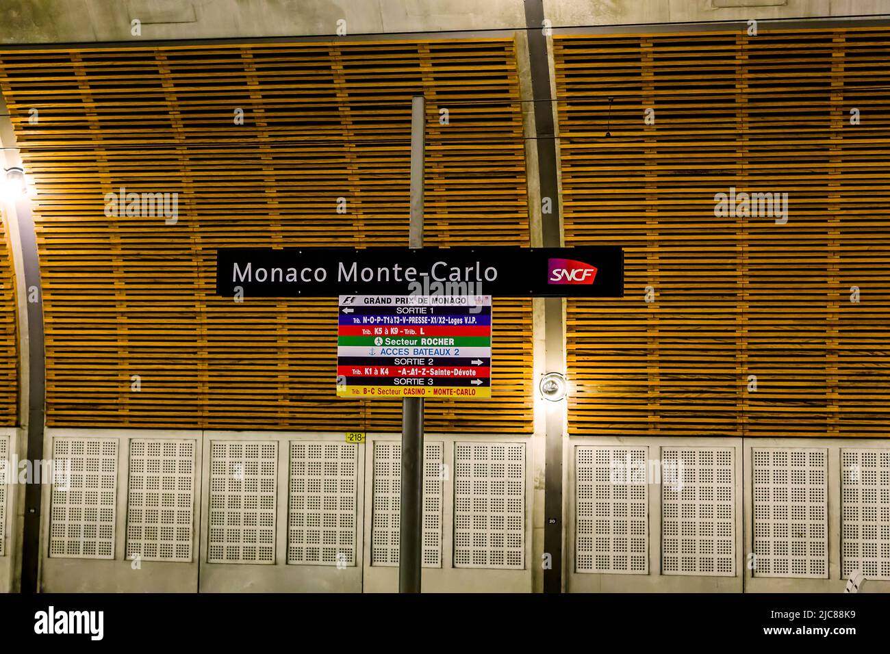 Ces pointeurs sortent du territoire d'une station de métro Monaco Monte Carlo 21 mai 2015 à Monaco, Monaco. Banque D'Images