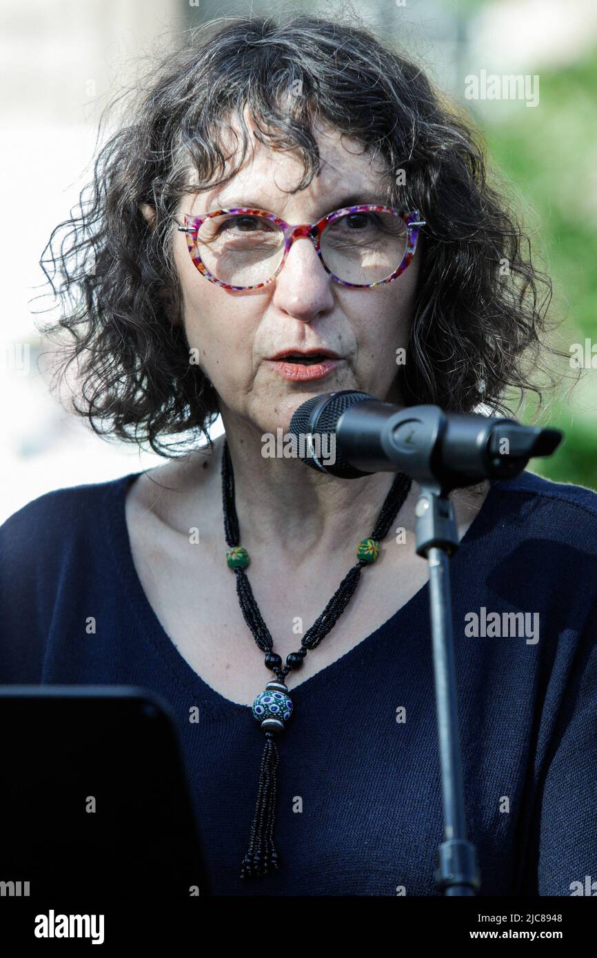 Paris, France. 10th juin 2022. Discours de la mère du journaliste Frédéric Leclerc-Imhoff. Hommage place de la république au journaliste Frédéric Leclerc-Imhoff, tué en ukraine, 10 juin 2022 à Paris, France. Photo de Christophe Michel / ABACAPRESS.COM Credit: Abaca Press/Alay Live News Banque D'Images