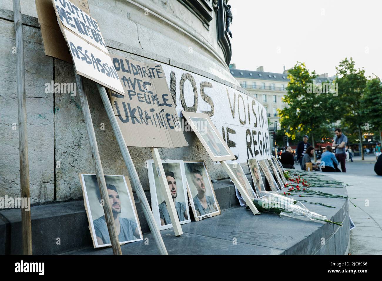 Paris, France. 10th juin 2022. Photographies, fleurs et chaises placées devant la statue de la République en hommage à Frédéric Leclerc-Imhoff. Hommage place de la république au journaliste Frédéric Leclerc-Imhoff, tué en ukraine, 10 juin 2022 à Paris, France. Photo de Christophe Michel / ABACAPRESS.COM Credit: Abaca Press/Alay Live News Banque D'Images