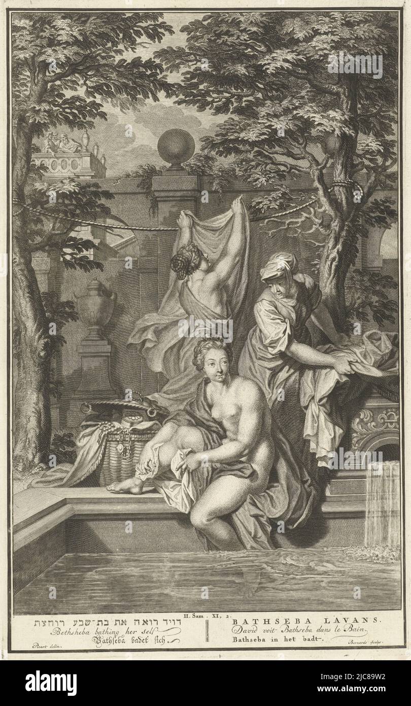 Batheba prenant un bain dans le jardin du palais du roi David. Deux femmes de ménage l'aident. L'une lui mains une serviette, l'autre porte un chiffon sur la corde à linge. Depuis son balcon, David regarde la scène. Batheba prend un bain Batheseba dans la baignoire , imprimerie: Balthasar Bernards, (mentionné sur l'objet), dessinateur intermédiaire: Bernard Picart, (mentionné sur l'objet), Amsterdam, c. 1711 - c. 1720, papier, gravure, gravure, h 353 mm × l 218 mm Banque D'Images