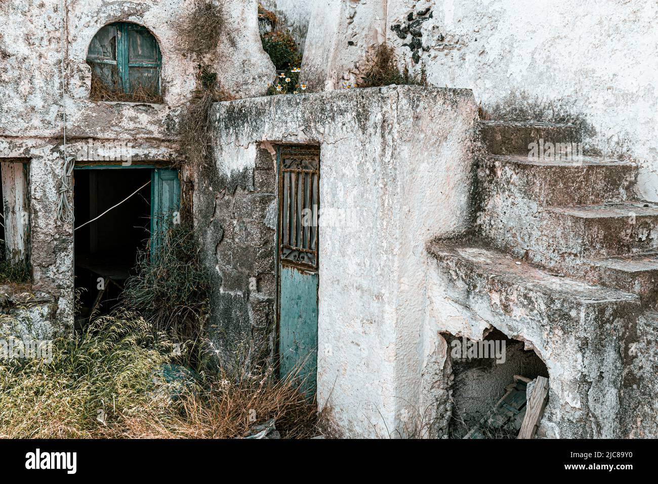 Lieux perdus et abandonnés : ruine d'une maison de ville à Megalochori sur l'île de Santorini Banque D'Images