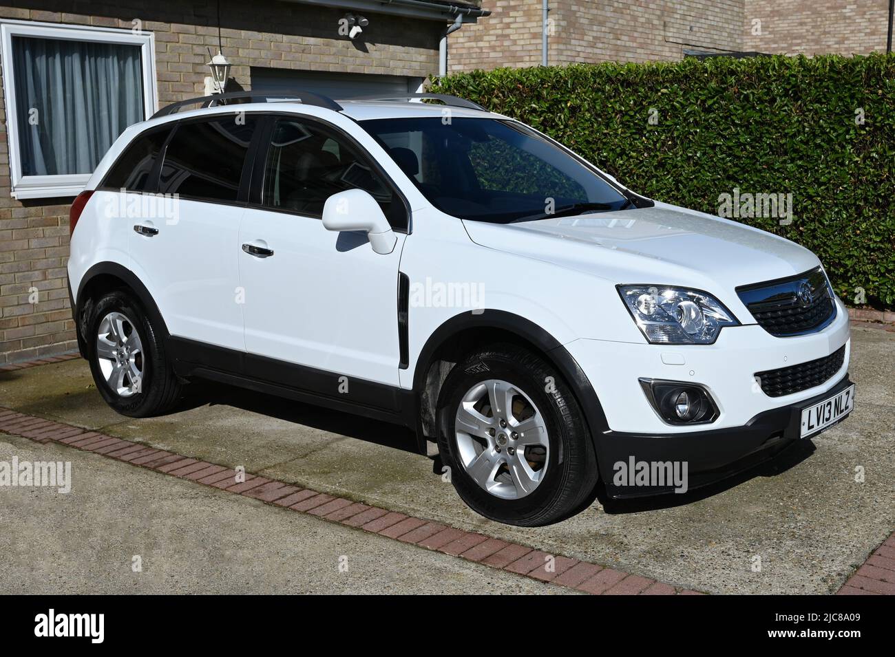 Horley, Surrey, Royaume-Uni: 11 juin 2006: Un 4x4 de General Motors Vauxhall Antara stationné dans un trajet au Royaume-Uni. Banque D'Images