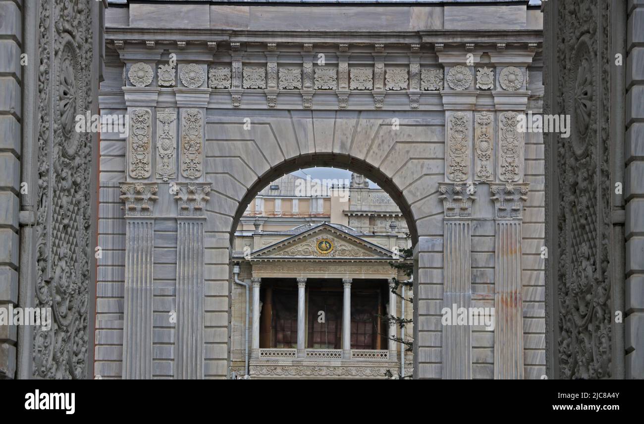 Palais de Dolmabahce par sa porte principale à Istanbul, Turquie. Banque D'Images