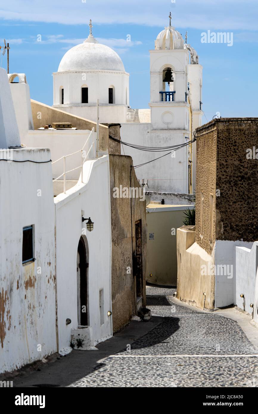 Santorini: Vue sur la rue principale menant à la place du marché à Megalochori Banque D'Images