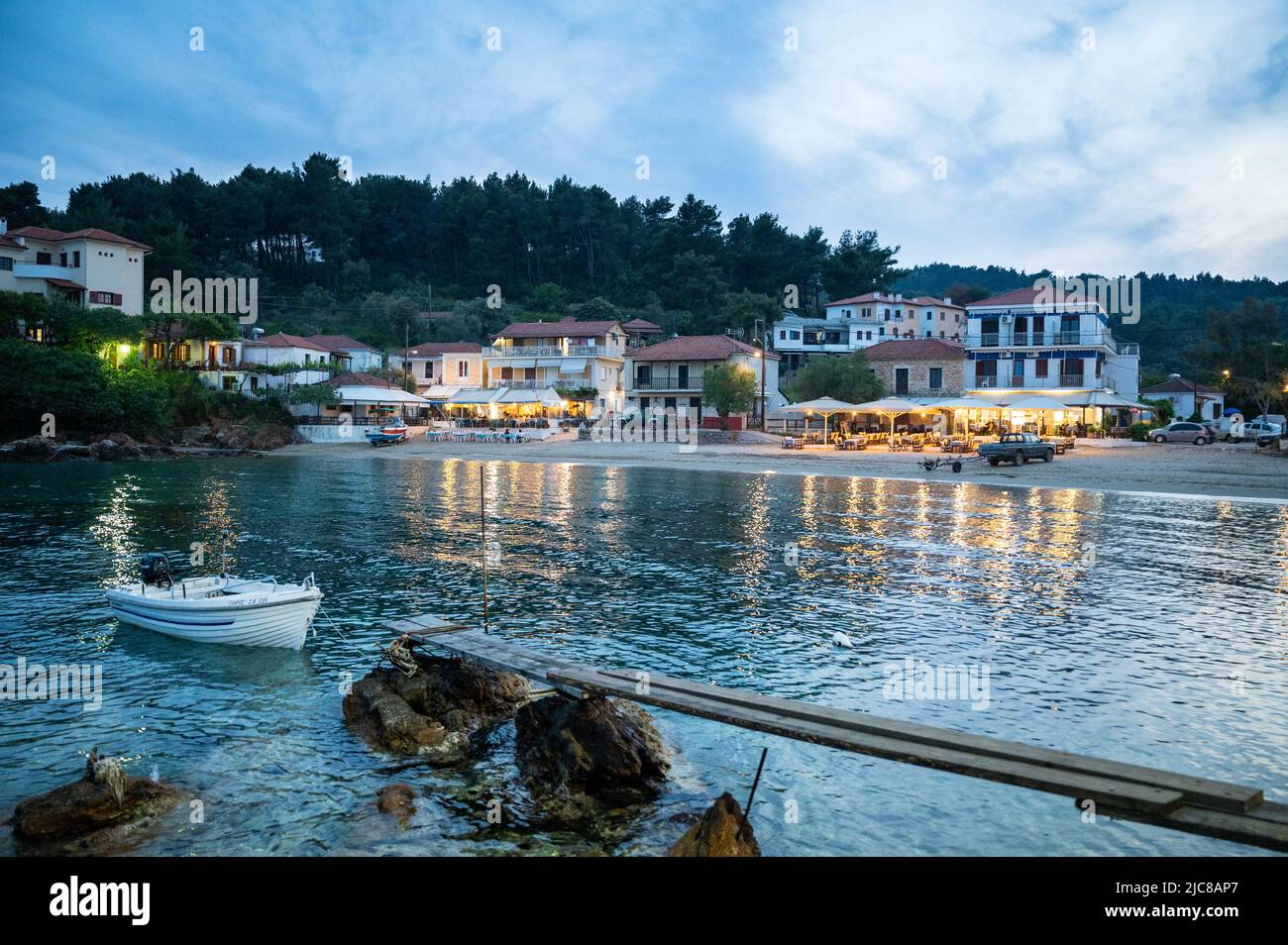 Ville portuaire grecque de Katigiorgis sur Pélilion à l'heure bleue Banque D'Images