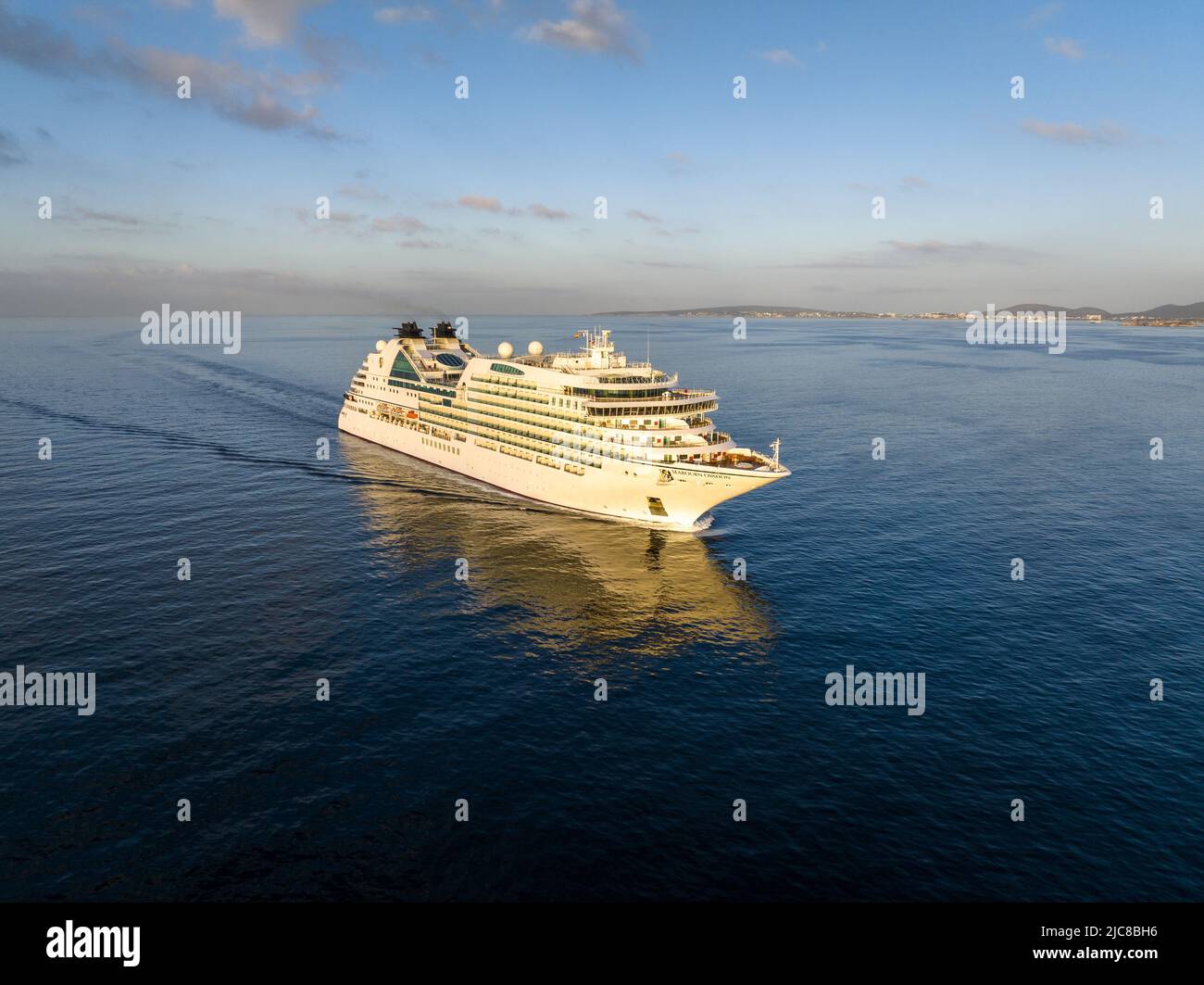 MV Seabourn Ovation est un navire de croisière appartenant à Seabourn Cruise Line. Vue aérienne de Seabourn Ovation sur son chemin vers l'Espagne de Majorque. Banque D'Images