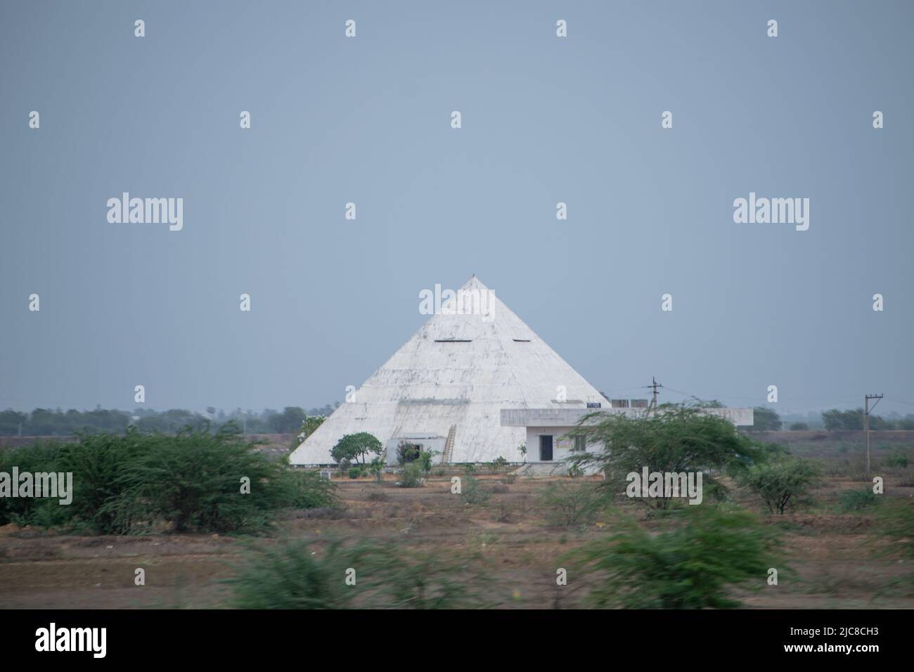 Pyramide comme bâtiment en Inde. Banque D'Images