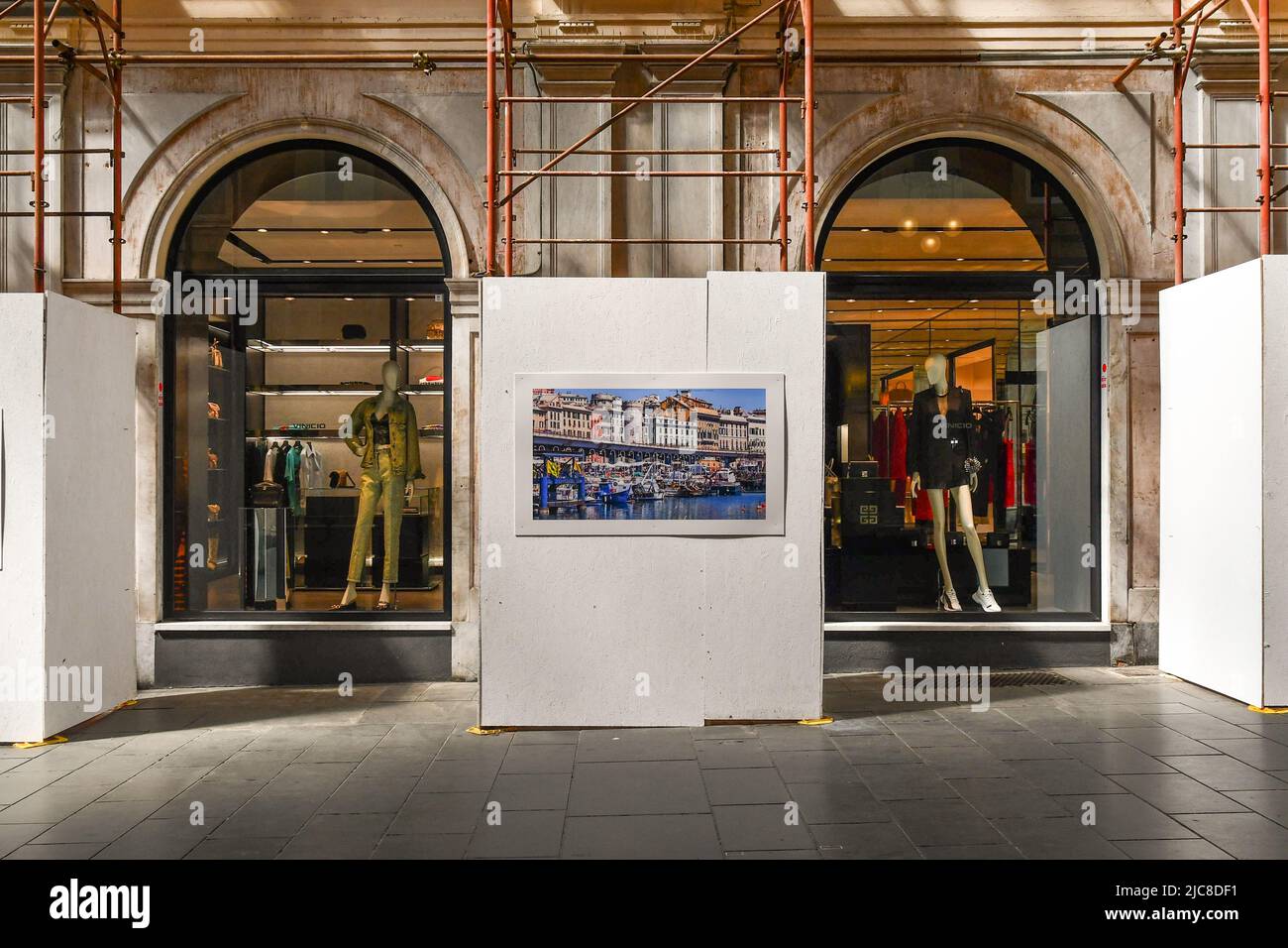 Extérieur d'un magasin de vêtements de luxe pendant les travaux de restauration à la galerie commerciale Galleria Giuseppe Mazzini, Gênes, Ligurie, Italie Banque D'Images