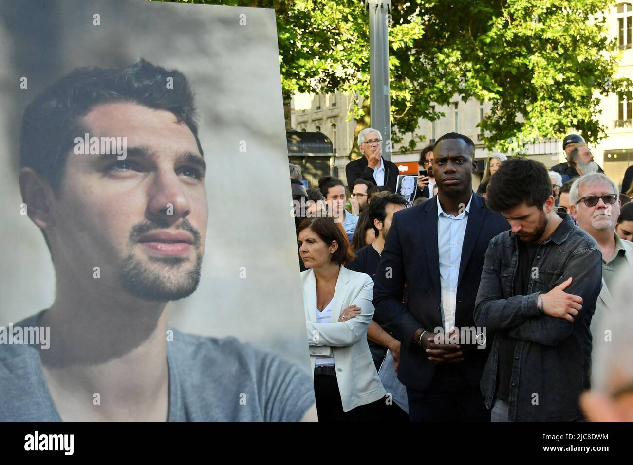 Paris, France. 10th juin 2022. Un démonstrateur tenant une brochure de chansons en hommage à Frédéric Leclerc-Imhoff. Hommage place de la république au journaliste Frédéric Leclerc-Imhoff, tué en ukraine, 10 juin 2022 à Paris, France. Photo par Karim ait Adjedjou/ABACAPRESS.COM crédit: Abaca Press/Alay Live News Banque D'Images