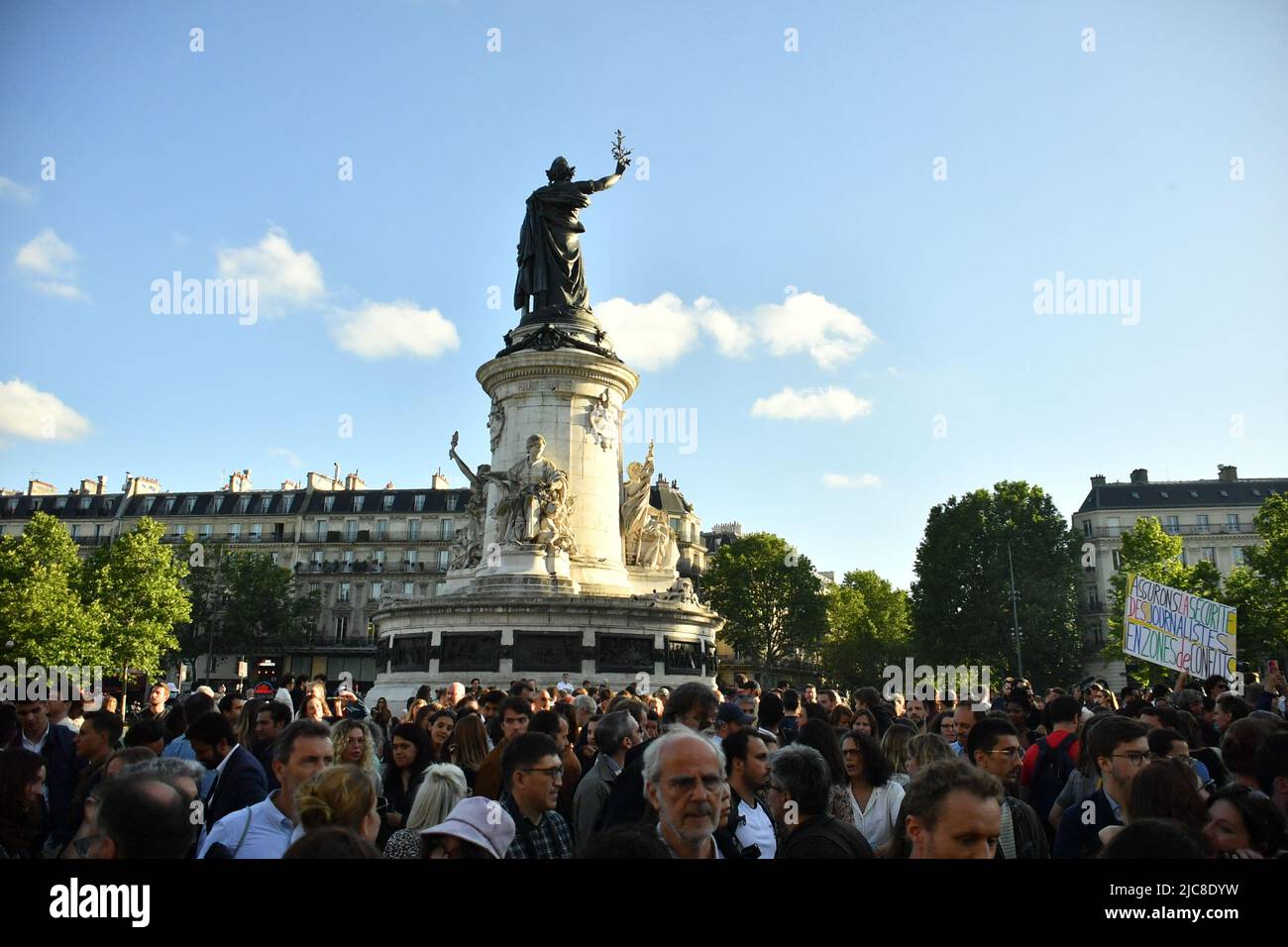 Paris, France. 10th juin 2022. Un démonstrateur tenant une brochure de chansons en hommage à Frédéric Leclerc-Imhoff. Hommage place de la république au journaliste Frédéric Leclerc-Imhoff, tué en ukraine, 10 juin 2022 à Paris, France. Photo par Karim ait Adjedjou/ABACAPRESS.COM crédit: Abaca Press/Alay Live News Banque D'Images