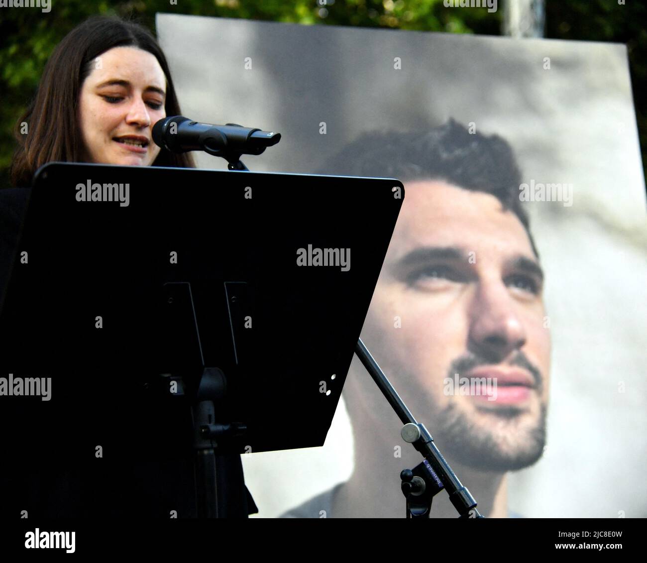 Paris, France. 10th juin 2022. Un démonstrateur tenant une brochure de chansons en hommage à Frédéric Leclerc-Imhoff. Hommage place de la république au journaliste Frédéric Leclerc-Imhoff, tué en ukraine, 10 juin 2022 à Paris, France. Photo par Karim ait Adjedjou/ABACAPRESS.COM crédit: Abaca Press/Alay Live News Banque D'Images