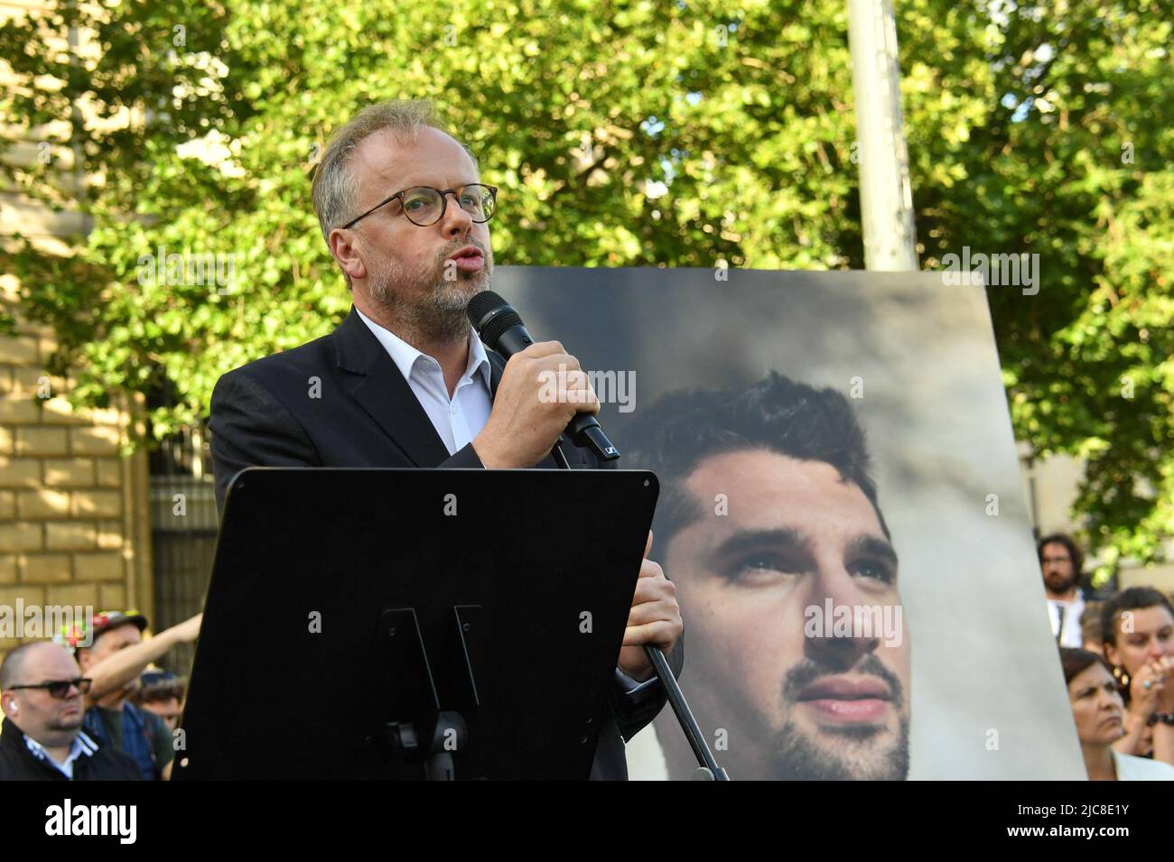 Paris, France. 10th juin 2022. Un démonstrateur tenant une brochure de chansons en hommage à Frédéric Leclerc-Imhoff. Hommage place de la république au journaliste Frédéric Leclerc-Imhoff, tué en ukraine, 10 juin 2022 à Paris, France. Photo par Karim ait Adjedjou/ABACAPRESS.COM crédit: Abaca Press/Alay Live News Banque D'Images