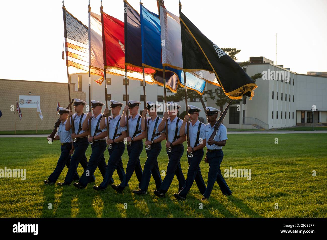 Cape May, New Jersey, États-Unis. 29th mai 2022. Le centre d'entraînement de la Garde côtière américaine Cape May organise une parade au coucher du soleil pour le week-end du jour du souvenir pour les familles d'étoiles d'or de la Garde côtière, 29 mai 2022, à Cape May, N.J. Le programme étoile d'or de la Garde côtière est le programme officiel de la Garde côtière pour offrir un soutien à long terme aux familles survivantes des membres de la Garde côtière qui meurent alors qu'ils sont actifs. Crédit : U.S. Coast Guard/ZUMA Press Wire Service/ZUMAPRESS.com/Alamy Live News Banque D'Images