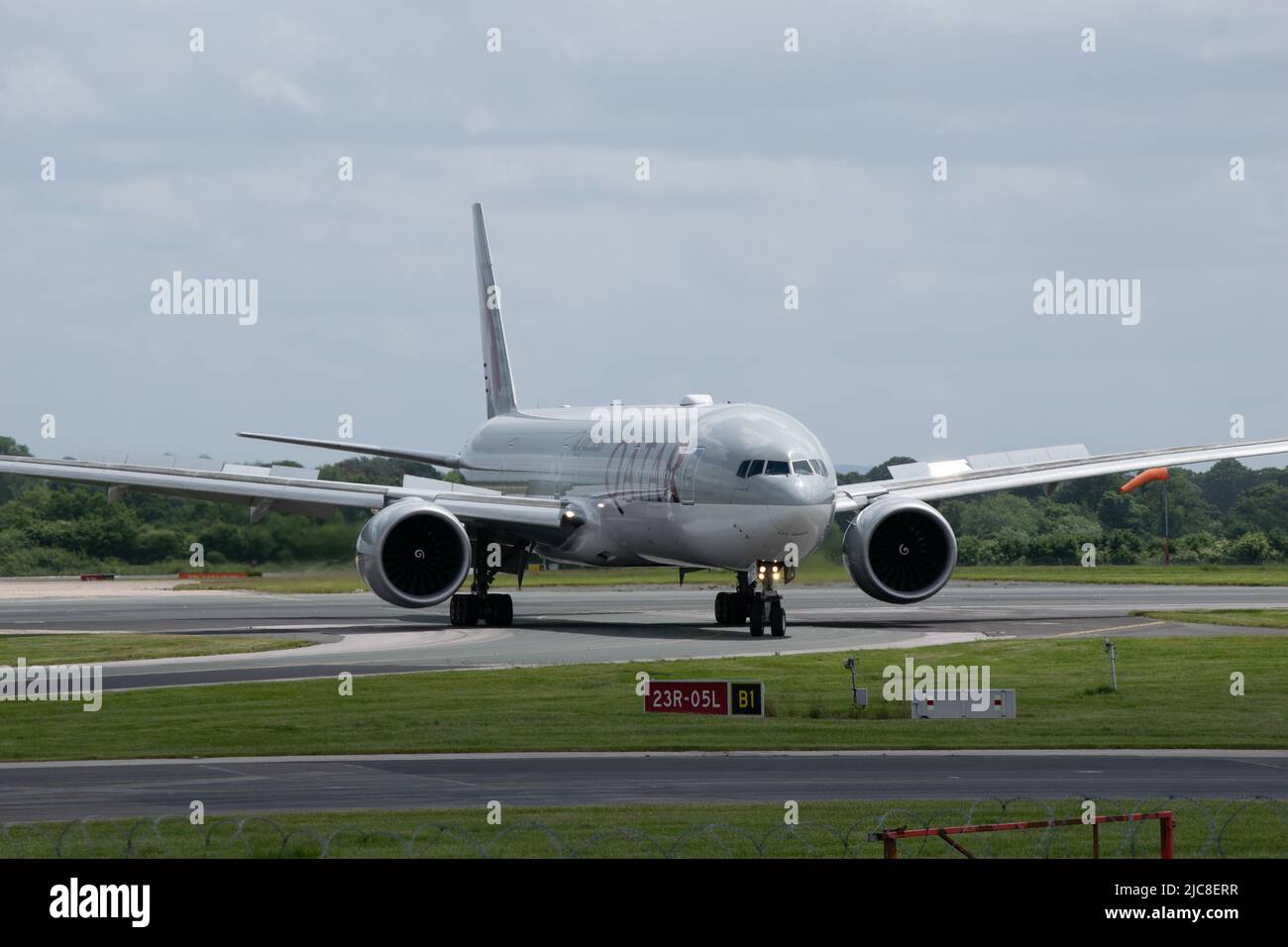Boeing 777- 300 de Qatar Airlines sur piste à l'aéroport de Manchester, Royaume-Uni Banque D'Images