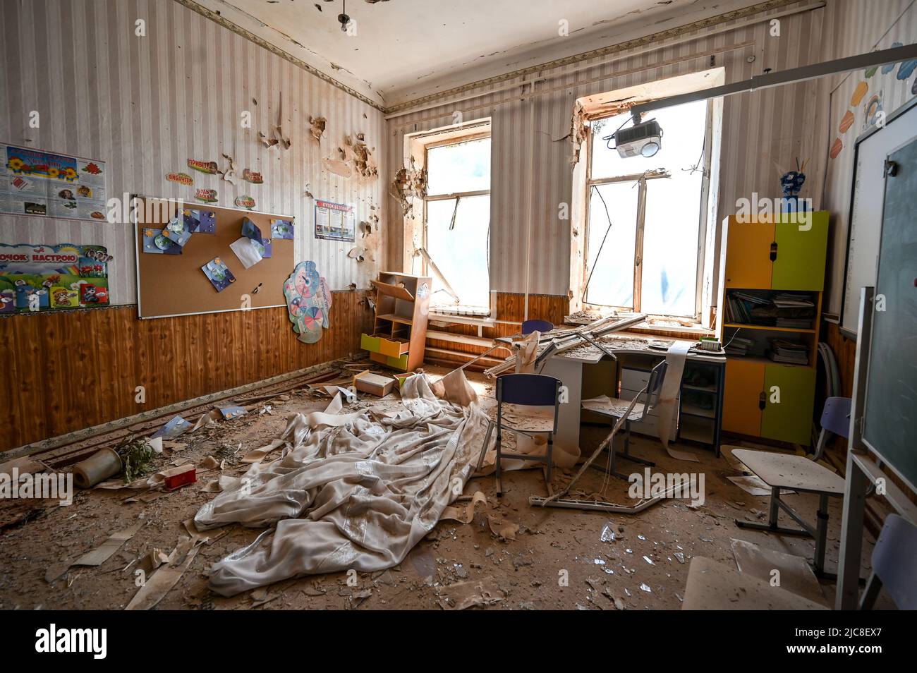 Zaporizhzhia, Ukraine. 10th juin 2022. ZAPORIZHZHIA, UKRAINE - 10 JUIN 2022 - Une salle de classe dans le bâtiment de l'école d'Istochnik (Dzherelo) détruite par des bombardements russes, village de Komyshuvakha, région de Zaporizhzhia, sud-est de l'Ukraine. Cette photo ne peut pas être distribuée en fédération de russie. Credit: UKRINFORM/Alamy Live News Banque D'Images