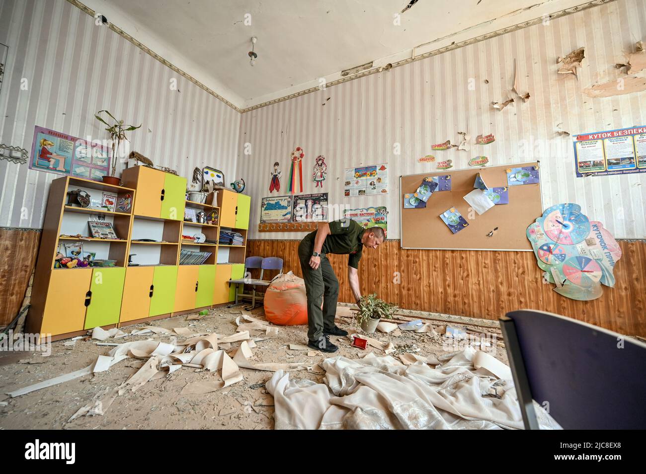Zaporizhzhia, Ukraine. 10th juin 2022. ZAPORIZHZHIA, UKRAINE - 10 JUIN 2022 - Une salle de classe dans le bâtiment de l'école d'Istochnik (Dzherelo) détruite par des bombardements russes, village de Komyshuvakha, région de Zaporizhzhia, sud-est de l'Ukraine. Cette photo ne peut pas être distribuée en fédération de russie. Credit: UKRINFORM/Alamy Live News Banque D'Images
