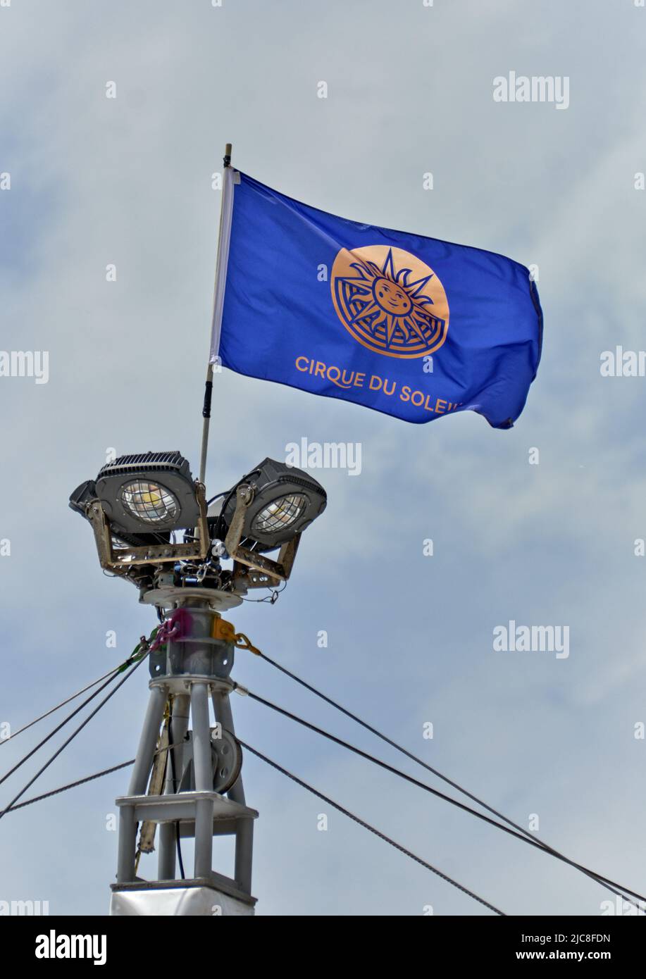 Genève, Suisse - 28 mai 2022 : affiche et logo sur un drapeau au sommet de la tente du Cirque du Soleil , une compagnie canadienne de divertissement cirque prod Banque D'Images
