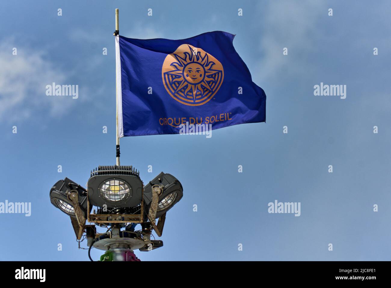 Genève, Suisse - 28 mai 2022 : affiche et logo sur un drapeau au sommet de la tente du Cirque du Soleil , une compagnie canadienne de divertissement cirque prod Banque D'Images