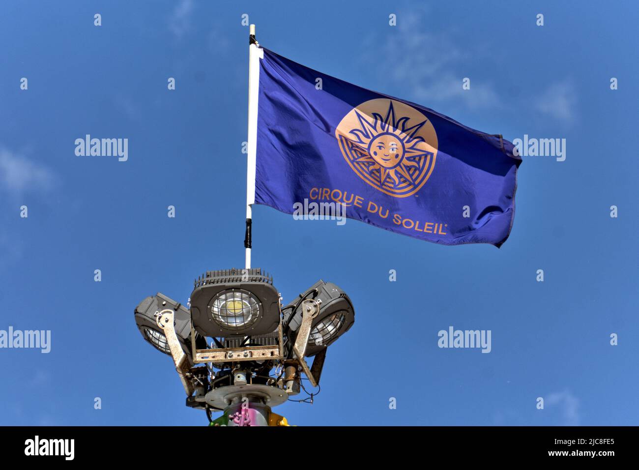 Genève, Suisse - 28 mai 2022 : affiche et logo sur un drapeau au sommet de la tente du Cirque du Soleil , une compagnie canadienne de divertissement cirque prod Banque D'Images