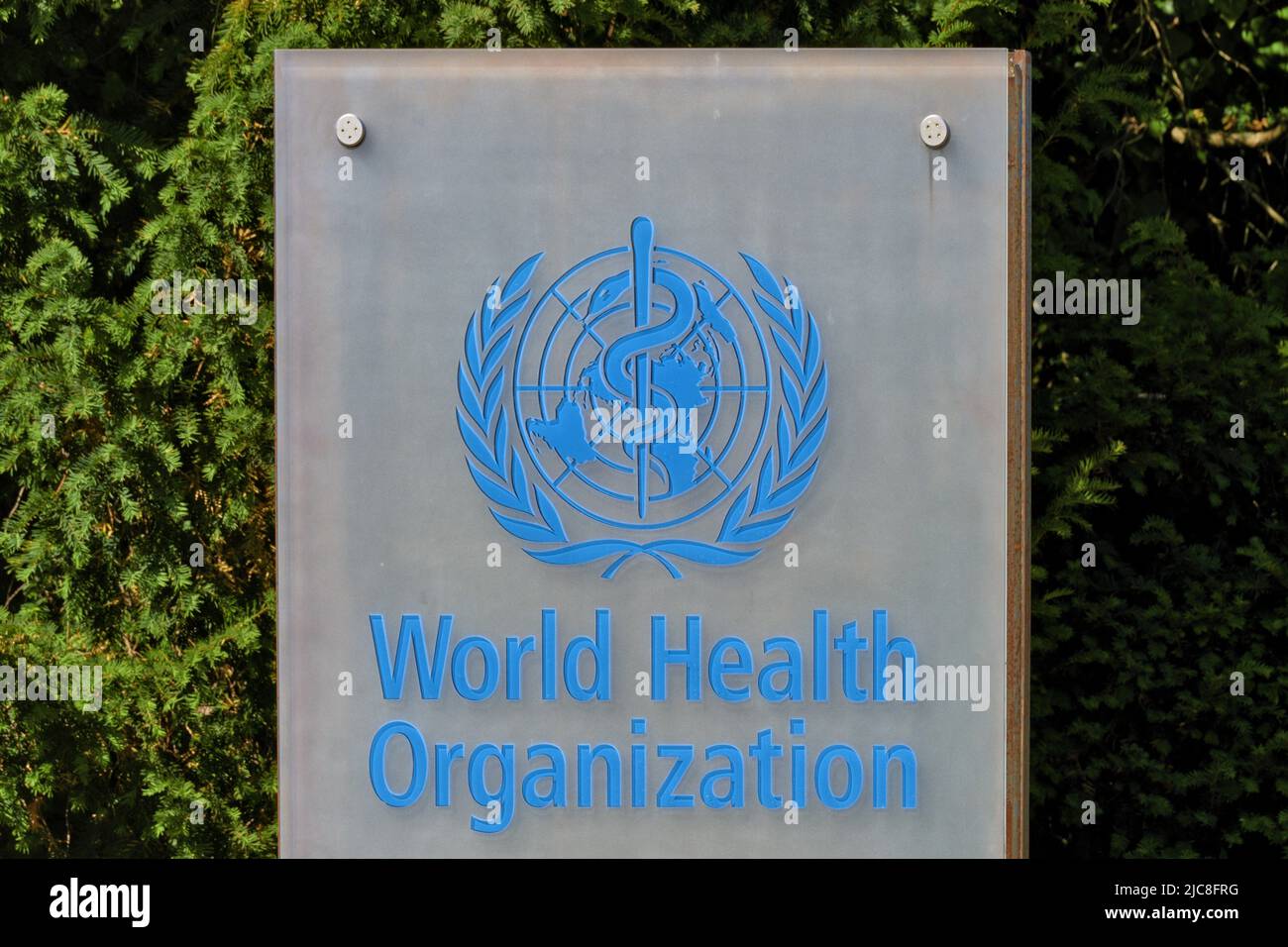 Genève Suisse - 30 mai 2022 : signe et logo de l'Organisation mondiale de la santé (OMS/OMS) sur le siège social Banque D'Images