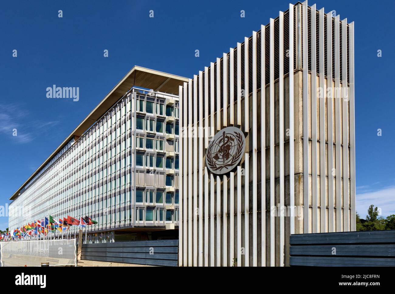 Genève Suisse - 30 mai 2022 : signe et logo de l'Organisation mondiale de la santé (OMS/OMS) sur le siège social Banque D'Images