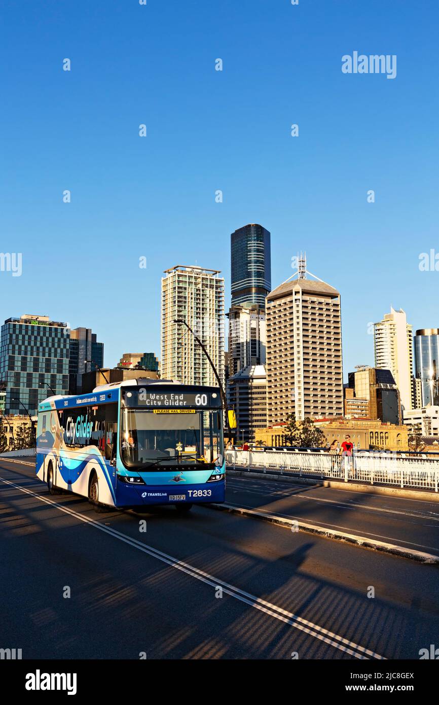 Brisbane Australie / Un bus translink de Brisbane traverse le pont Victoria. Le moderne Brisbane Skyline s'élève derrière. Banque D'Images