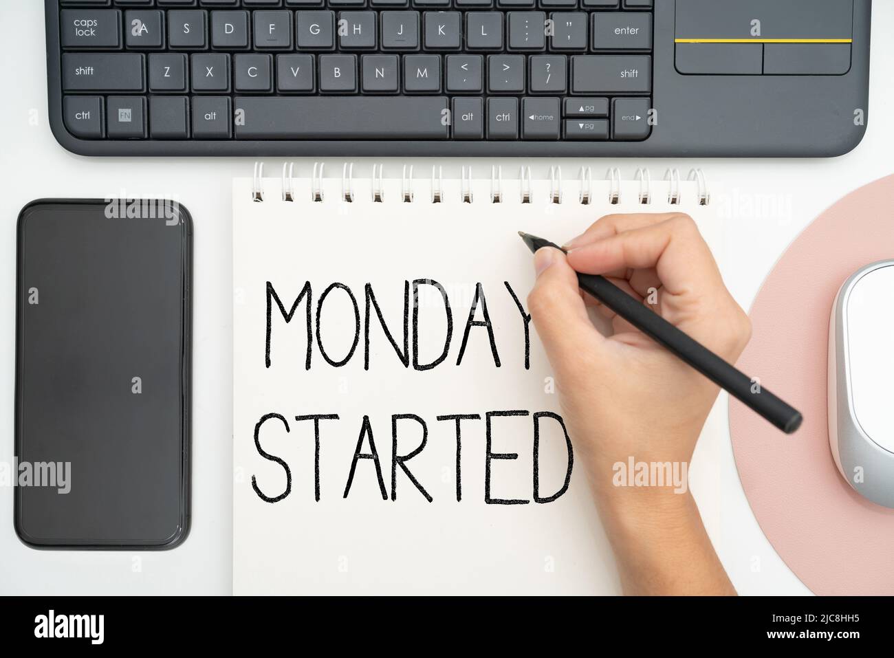 Affiche textuelle indiquant lundi démarré. Présentation de l'entreprise se préparer à une nouvelle semaine de repos est terminée, commençons à travailler les fournitures de bureau sur le bureau avec le clavier Banque D'Images