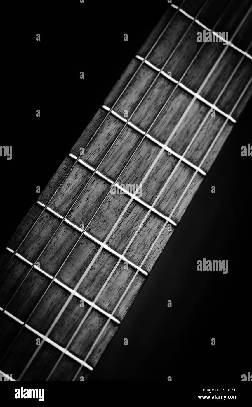 Platine de guitare acoustique classique en noir et blanc. Banque D'Images