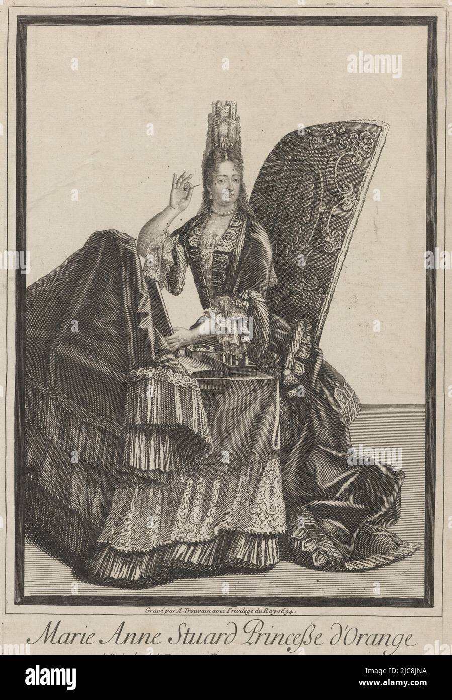 Portrait de Marie II Elle est assise à une coiffeuse avec une épingle à cheveux dans sa main droite. Dans la marge inférieure son nom et titre en français. Portrait de Mary II Stuart, imprimeur: Antoine Trouvain, (mentionné sur objet), éditeur: Antoine Trouvain, (mentionné sur objet), Paris, 1694, papier, gravure, h 297 mm × l 202 mm Banque D'Images
