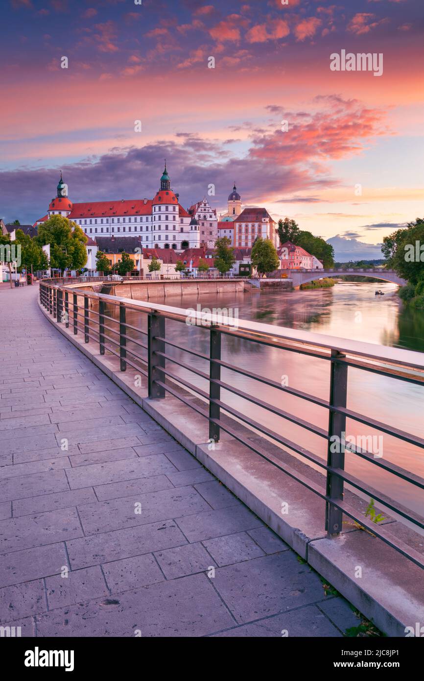 Neuburg an der Donau, Allemagne. Image de paysage urbain de Neuburg an der Donau, Allemagne au coucher du soleil d'été. Banque D'Images