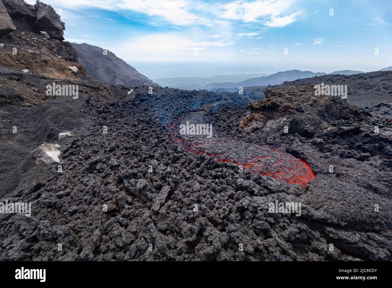 Etna- Partiolare della colata di lave incandescente sul vulcano Etna in Sicilia - Attrazione turistica Banque D'Images