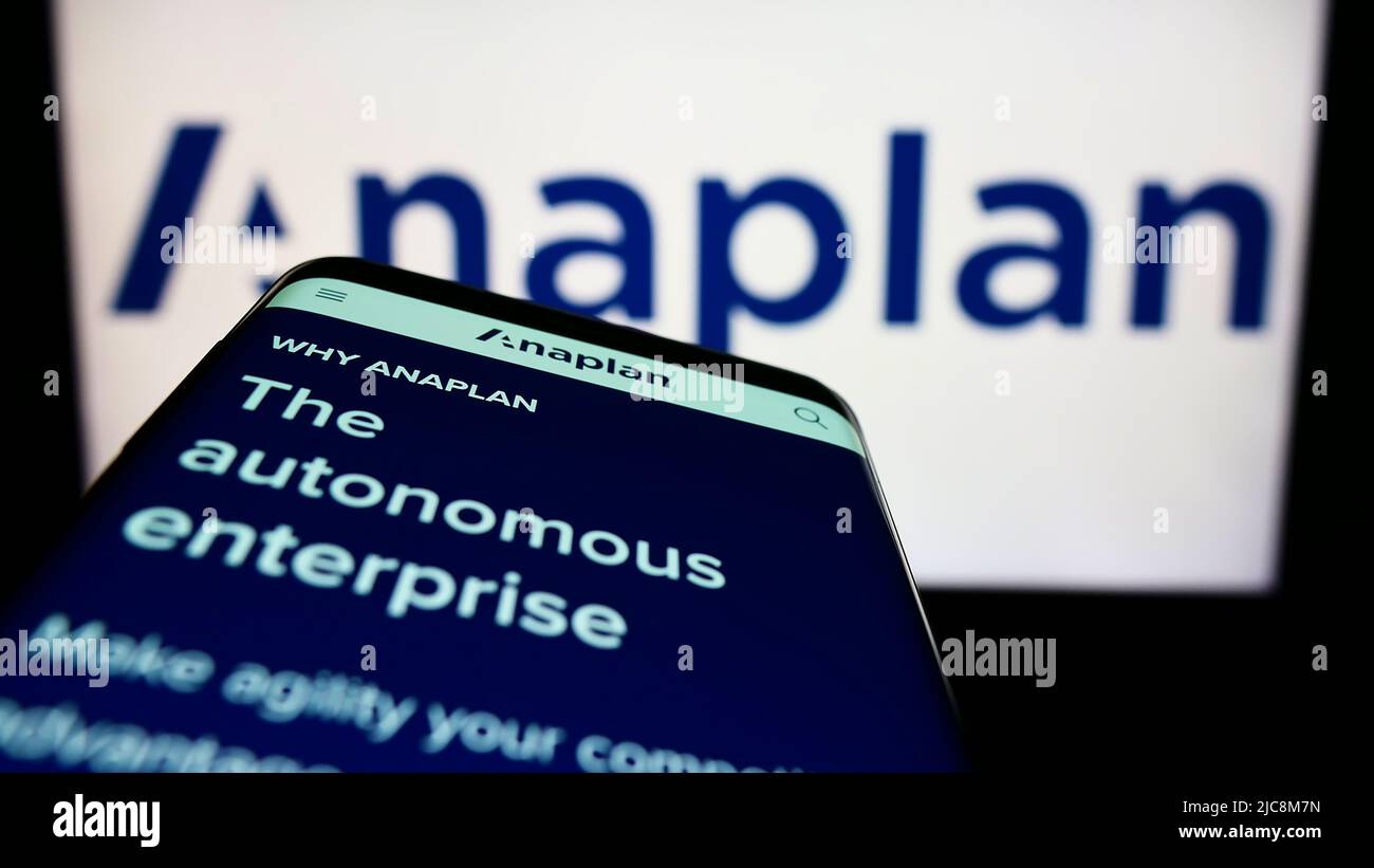 Téléphone mobile avec le site Web de l'entreprise américaine de logiciels Anaplan Inc. À l'écran devant le logo d'affaires. Mise au point sur l'affichage du téléphone. Banque D'Images