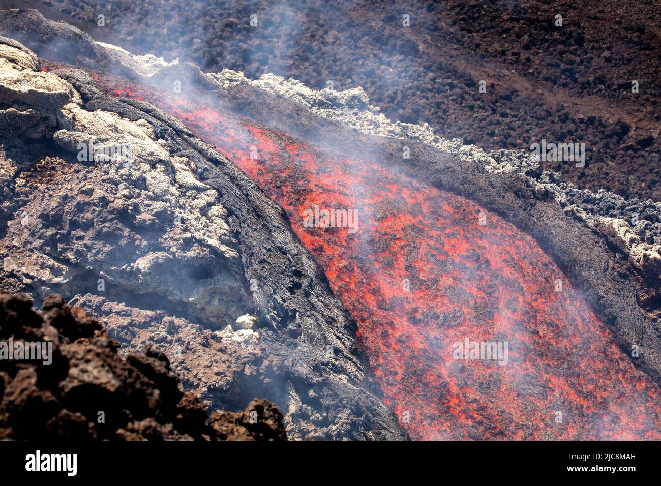 Coulée de lave etna sur le volcan de la Sicile, avec fumée et vapeurs Banque D'Images