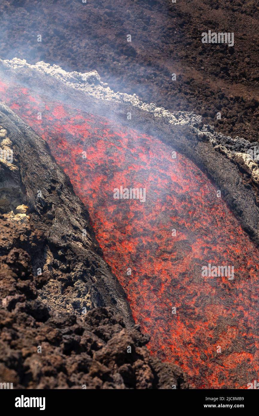 Coulée de lave volcan Etna de Sicile, avec fumée et vapeurs Banque D'Images