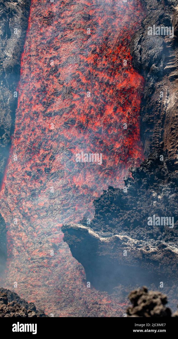 Etna coulée de lave en détail sur le volcan de la Sicile, avec fumée et vapeurs Banque D'Images