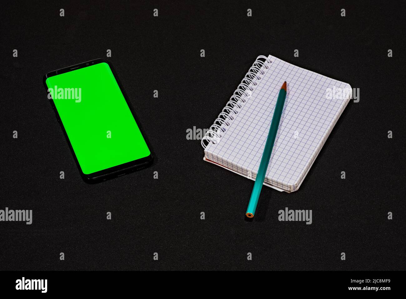 Composition, ordinateur portable avec un mobile avec un écran vert. Banque D'Images