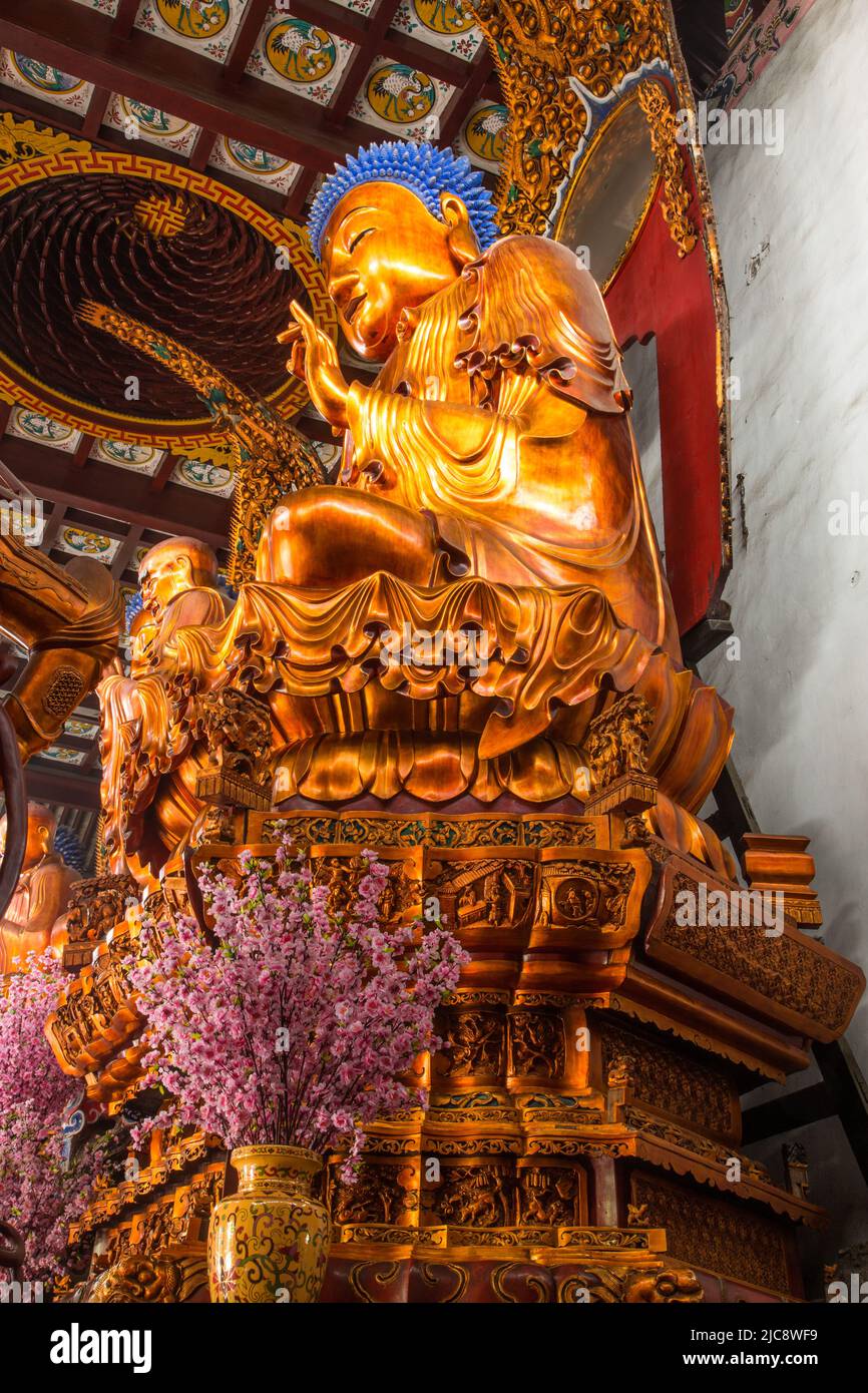 Une Statue Dor e De Bouddha Dans Le Grand Hall Pr cieux Du Temple West une-statue-dor-e-de-bouddha-dans-le-grand-hall-pr-cieux-du-temple-west