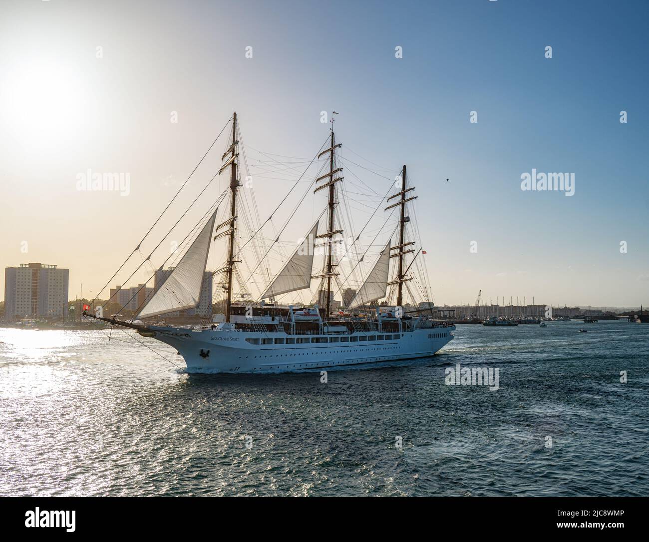 Sea Cloud Spirit quitte Portsmouth lors d'une soirée ensoleillée et lumineuse. Banque D'Images