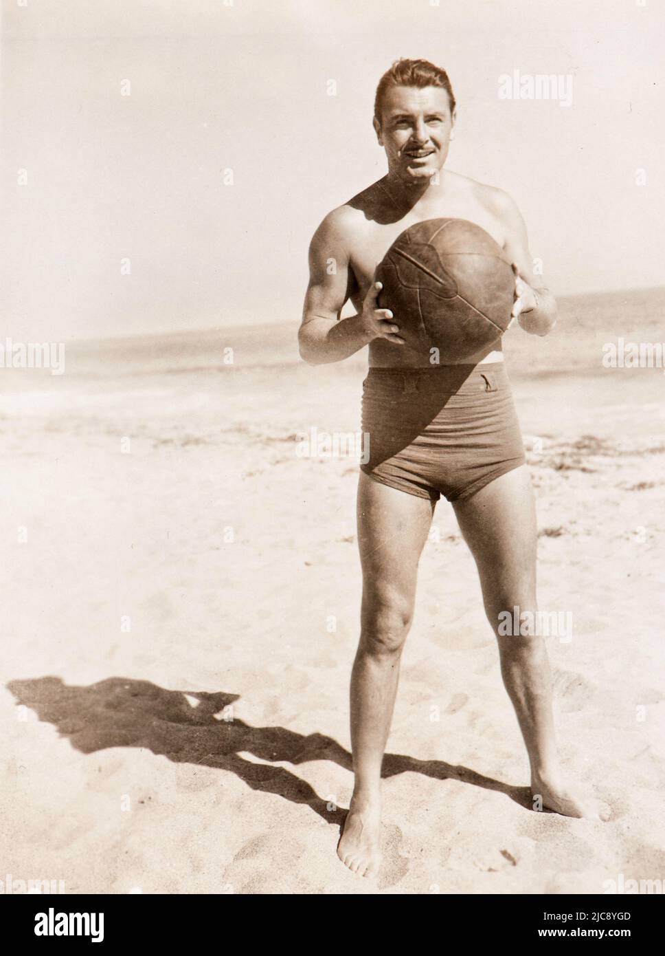 L'acteur irlandais, George Brant, pose pendant le tournage d'un de ses films (interprété avec Miriam Hopkins, 1939) Banque D'Images